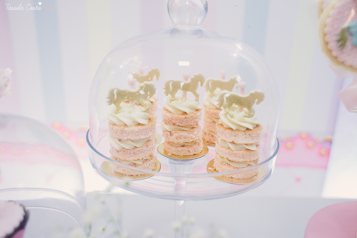 festa  no tema carrossel, no cerimonial Lollypop em Vit&oacute;ria ES, fotografia de festa infantil em Vit&oacute;ria, decore by Av Design, bolo lindo da Juliana Marculano