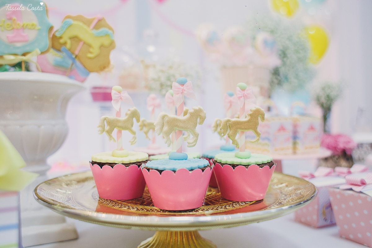 festa  no tema carrossel, no cerimonial Lollypop em Vit&oacute;ria ES, fotografia de festa infantil em Vit&oacute;ria, decore by Av Design, bolo lindo da Juliana Marculano