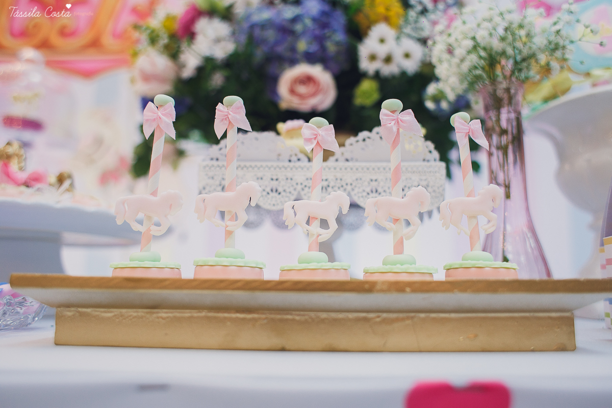 festa  no tema carrossel, no cerimonial Lollypop em Vit&oacute;ria ES, fotografia de festa infantil em Vit&oacute;ria, decore by Av Design, bolo lindo da Juliana Marculano