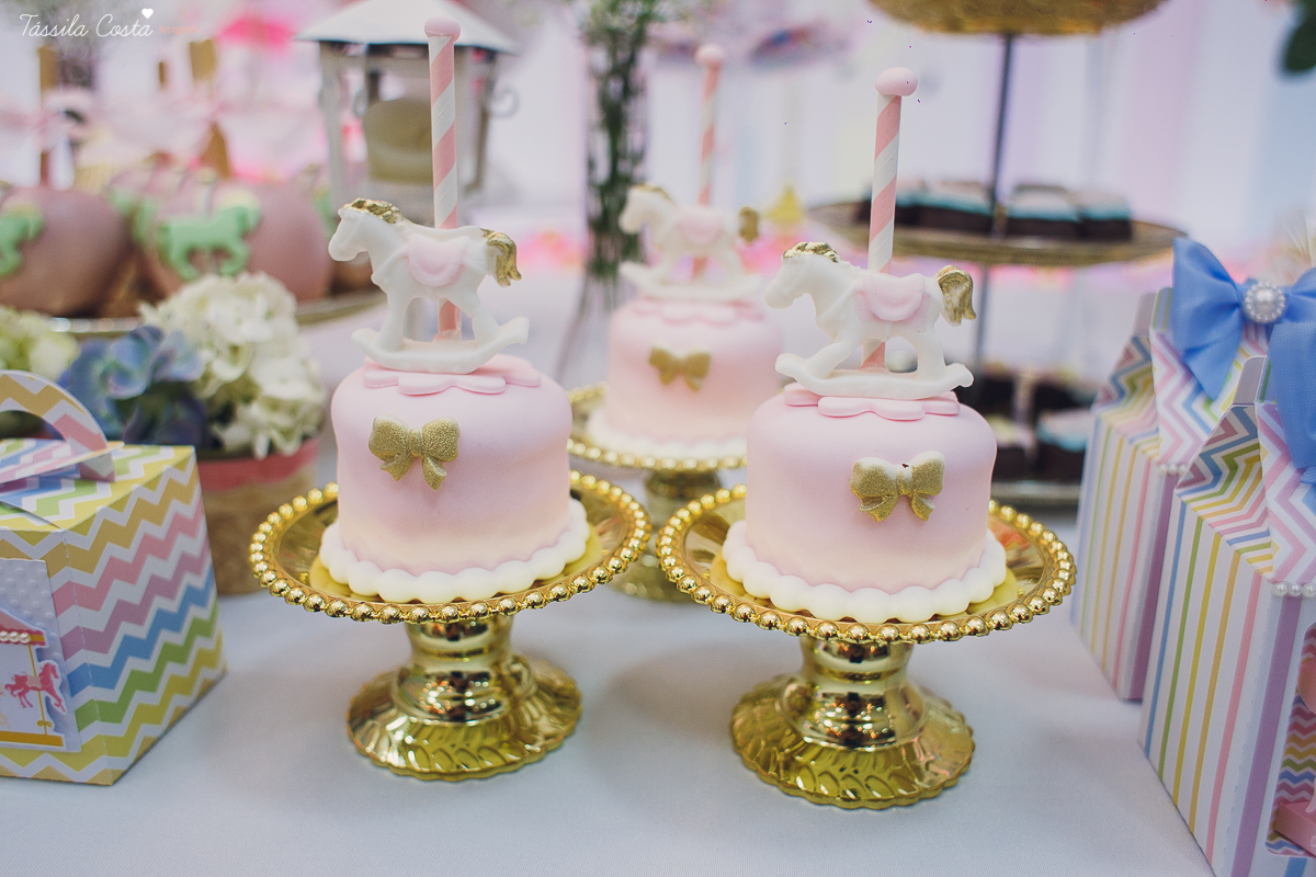 festa  no tema carrossel, no cerimonial Lollypop em Vit&oacute;ria ES, fotografia de festa infantil em Vit&oacute;ria, decore by Av Design, bolo lindo da Juliana Marculano