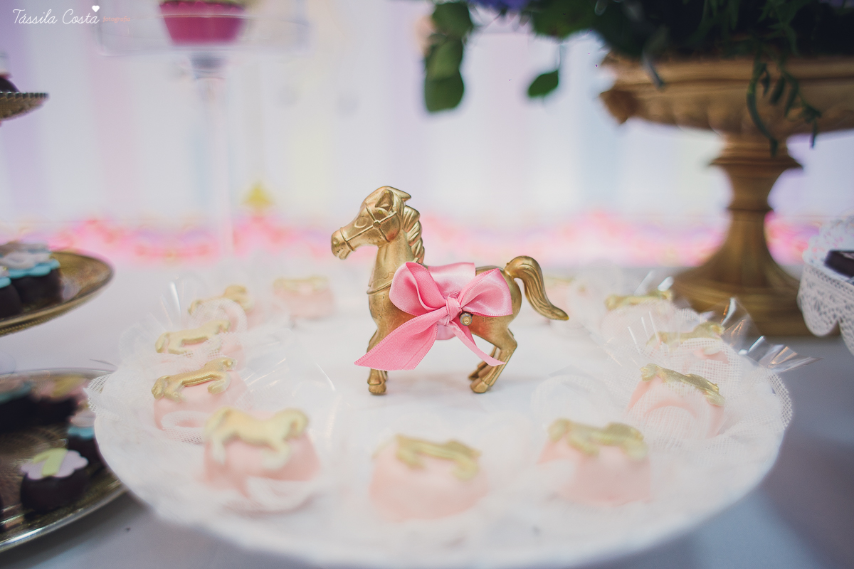 festa  no tema carrossel, no cerimonial Lollypop em Vit&oacute;ria ES, fotografia de festa infantil em Vit&oacute;ria, decore by Av Design, bolo lindo da Juliana Marculano