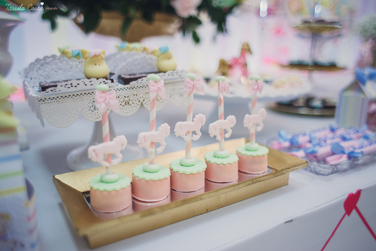 festa  no tema carrossel, no cerimonial Lollypop em Vit&oacute;ria ES, fotografia de festa infantil em Vit&oacute;ria, decore by Av Design, bolo lindo da Juliana Marculano