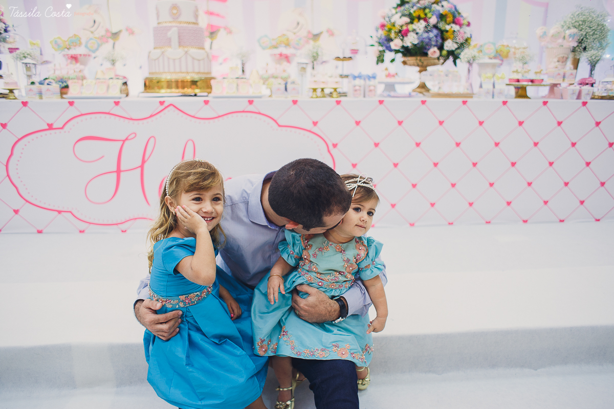 festa  no tema carrossel, no cerimonial Lollypop em Vit&oacute;ria ES, fotografia de festa infantil em Vit&oacute;ria, decore by Av Design, bolo lindo da Juliana Marculano