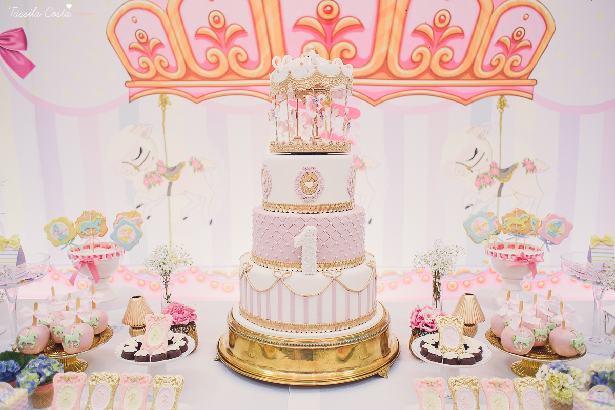 festa  no tema carrossel, no cerimonial Lollypop em Vit&oacute;ria ES, fotografia de festa infantil em Vit&oacute;ria, decore by Av Design, bolo lindo da Juliana Marculano
