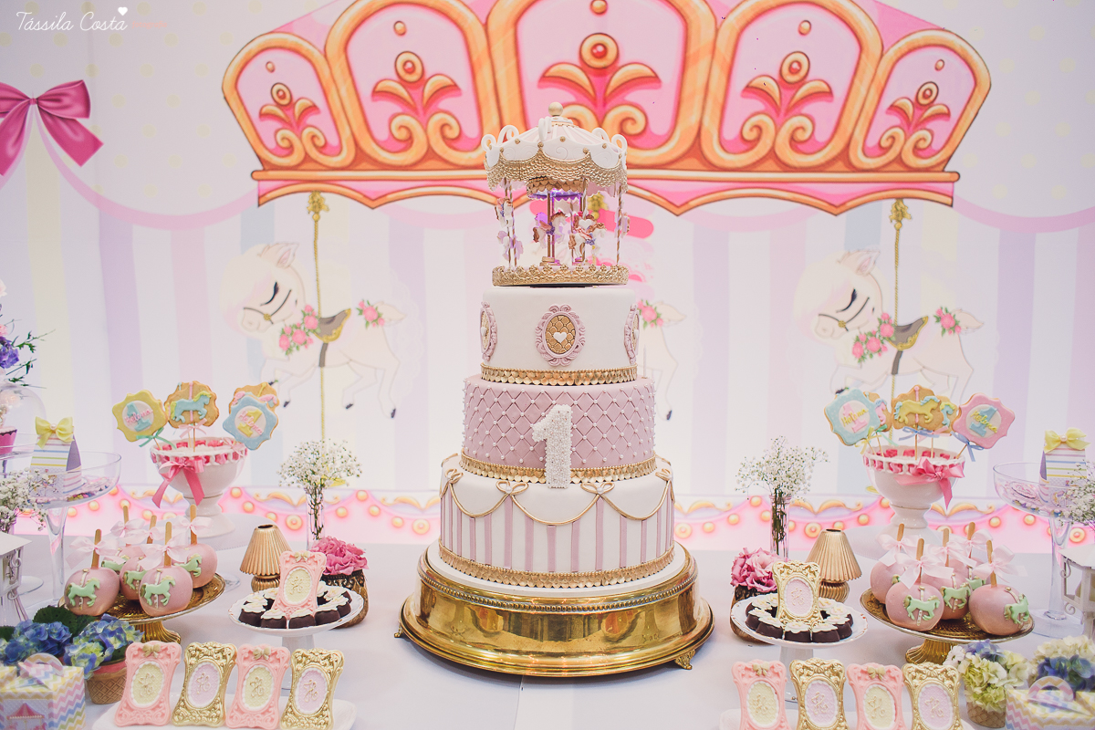 festa  no tema carrossel, no cerimonial Lollypop em Vit&oacute;ria ES, fotografia de festa infantil em Vit&oacute;ria, decore by Av Design, bolo lindo da Juliana Marculano