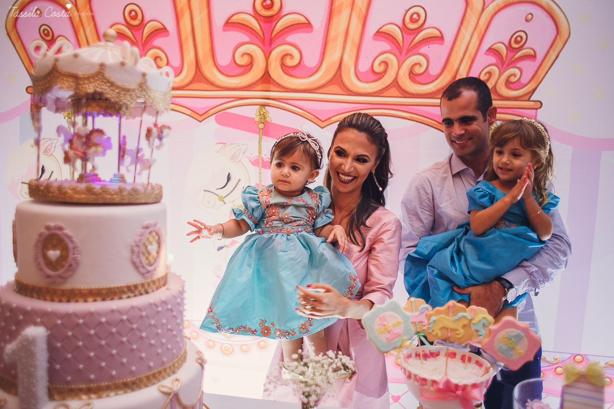 festa  no tema carrossel, no cerimonial Lollypop em Vit&oacute;ria ES, fotografia de festa infantil em Vit&oacute;ria, decore by Av Design, bolo lindo da Juliana Marculano