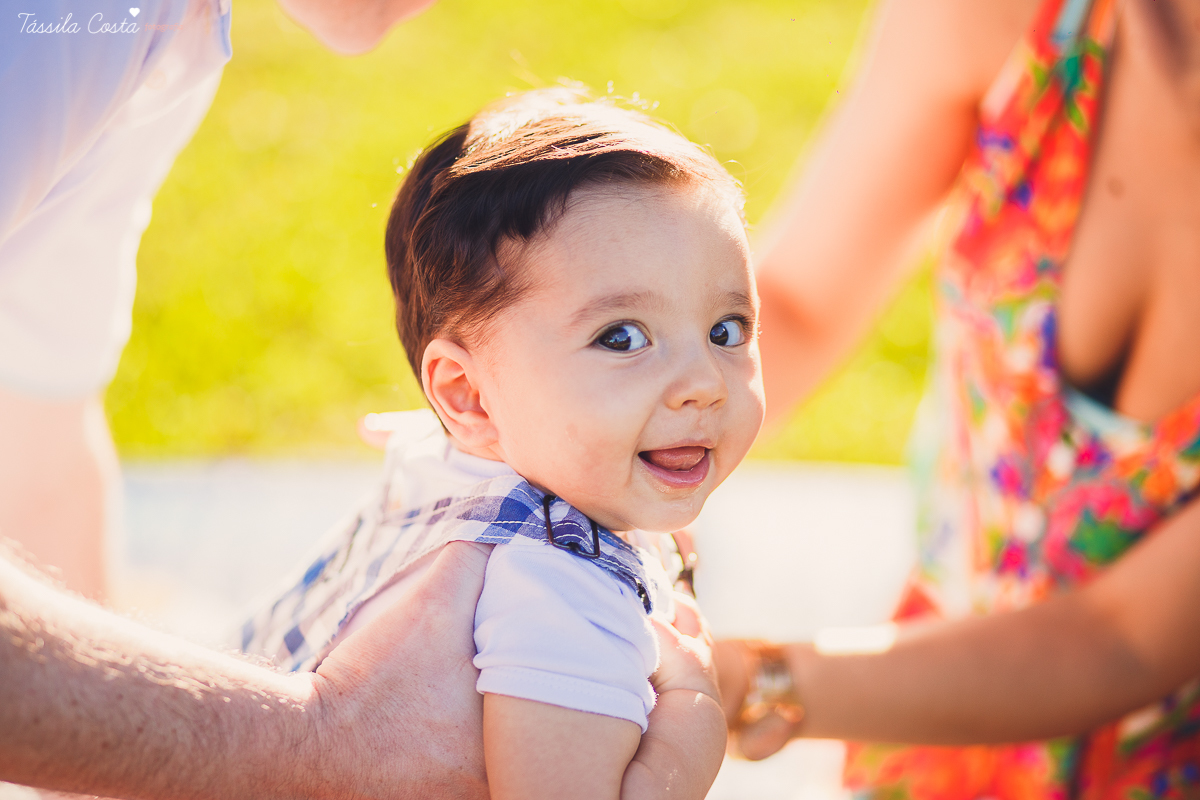 fotos feitas no por do sol, em vitória es, equipamento fotográfico 6D, CANON, fotos de ensaio externo de família, bebê de 6 meses, pais de menino