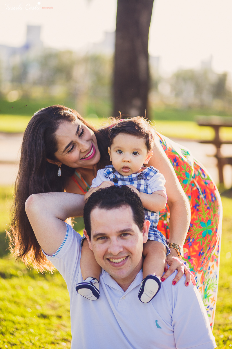 fotos feitas no por do sol, em vitória es, equipamento fotográfico 6D, CANON, fotos de ensaio externo de família, bebê de 6 meses, pais de menino