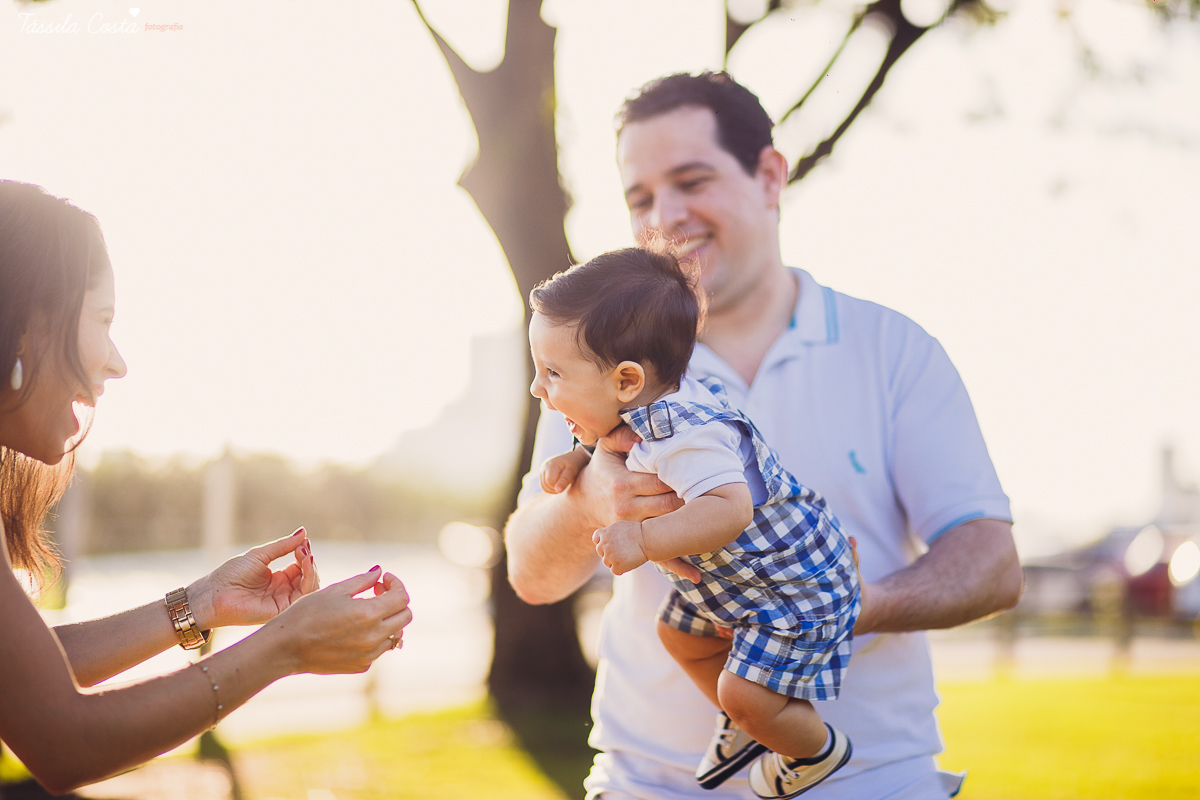fotos feitas no por do sol, em vitória es, equipamento fotográfico 6D, CANON, fotos de ensaio externo de família, bebê de 6 meses, pais de menino