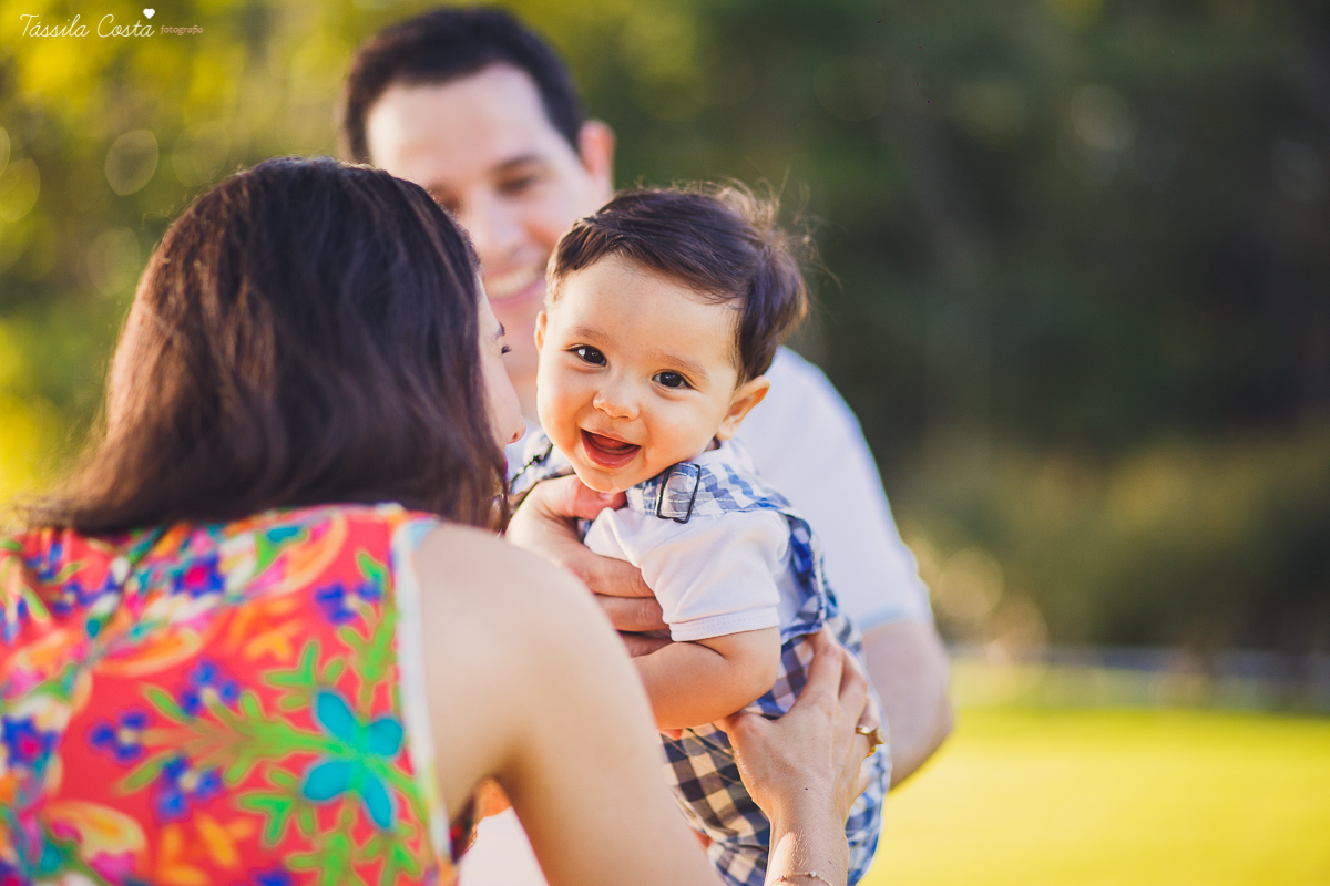 fotos feitas no por do sol, em vitória es, equipamento fotográfico 6D, CANON, fotos de ensaio externo de família, bebê de 6 meses, pais de menino