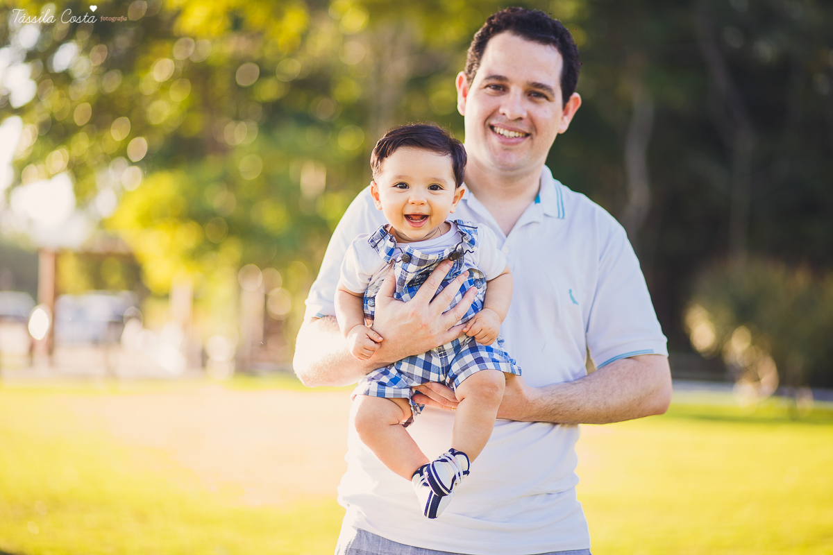 fotos feitas no por do sol, em vitória es, equipamento fotográfico 6D, CANON, fotos de ensaio externo de família, bebê de 6 meses, pais de menino