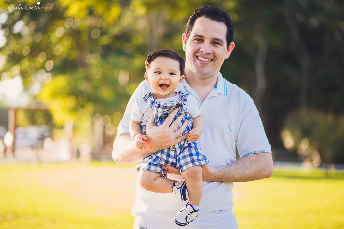 fotos feitas no por do sol, em vitória es, equipamento fotográfico 6D, CANON, fotos de ensaio externo de família, bebê de 6 meses, pais de menino