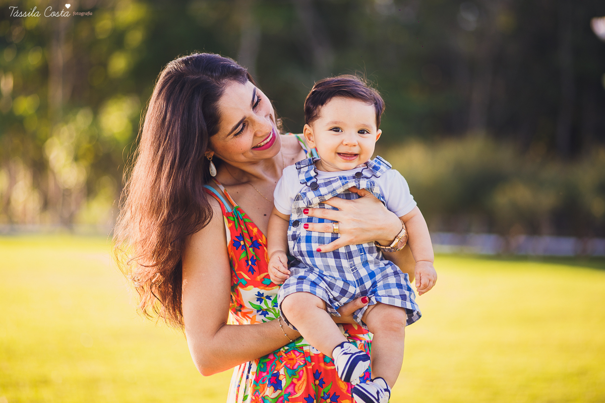fotos feitas no por do sol, em vitória es, equipamento fotográfico 6D, CANON, fotos de ensaio externo de família, bebê de 6 meses, pais de menino