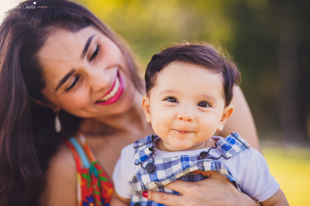 fotos feitas no por do sol, em vitória es, equipamento fotográfico 6D, CANON, fotos de ensaio externo de família, bebê de 6 meses, pais de menino