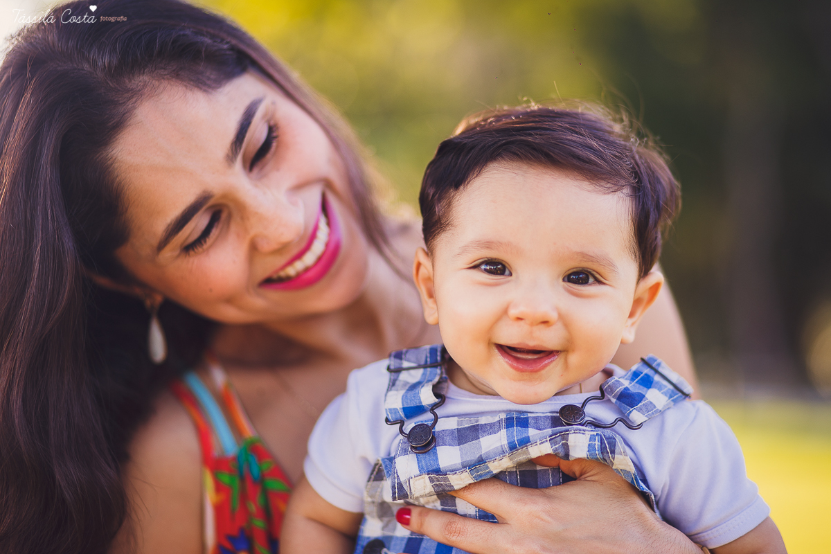 fotos feitas no por do sol, em vitória es, equipamento fotográfico 6D, CANON, fotos de ensaio externo de família, bebê de 6 meses, pais de menino