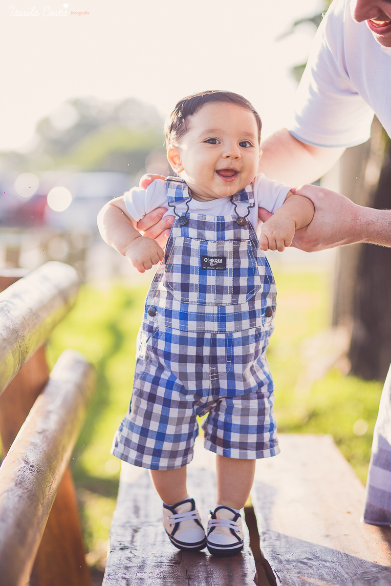 fotos feitas no por do sol, em vitória es, equipamento fotográfico 6D, CANON, fotos de ensaio externo de família, bebê de 6 meses, pais de menino