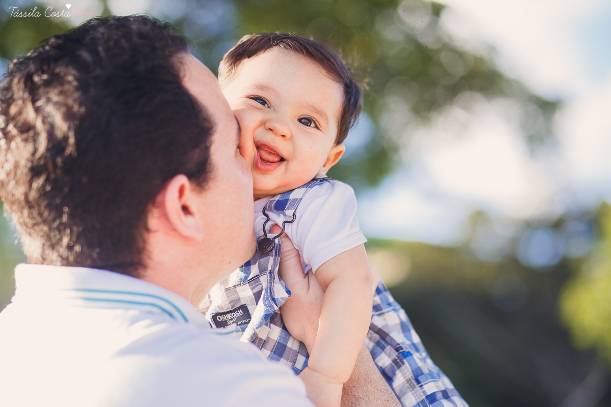 fotos feitas no por do sol, em vitória es, equipamento fotográfico 6D, CANON, fotos de ensaio externo de família, bebê de 6 meses, pais de menino