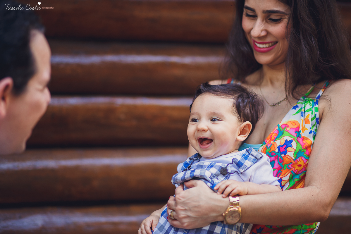 fotos feitas no por do sol, em vitória es, equipamento fotográfico 6D, CANON, fotos de ensaio externo de família, bebê de 6 meses, pais de menino