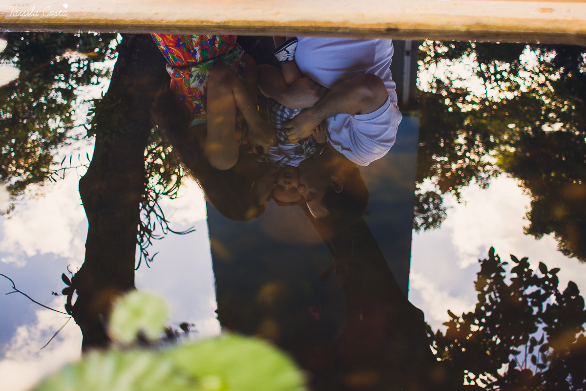 fotos feitas no por do sol, em vitória es, equipamento fotográfico 6D, CANON, fotos de ensaio externo de família, bebê de 6 meses, pais de menino