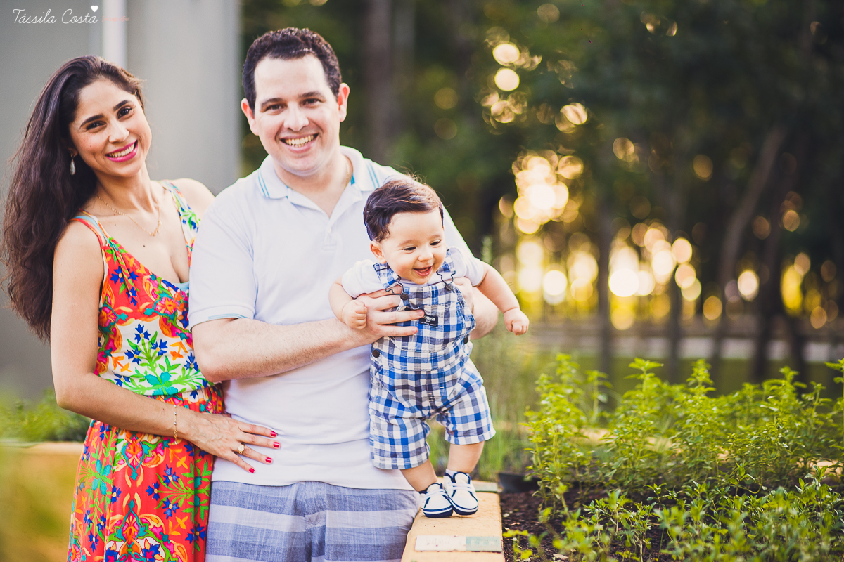 fotos feitas no por do sol, em vitória es, equipamento fotográfico 6D, CANON, fotos de ensaio externo de família, bebê de 6 meses, pais de menino