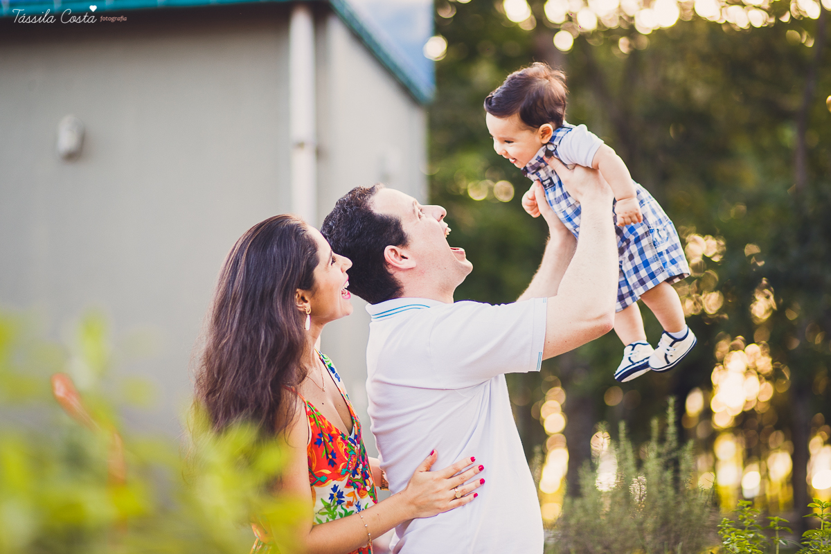 fotos feitas no por do sol, em vitória es, equipamento fotográfico 6D, CANON, fotos de ensaio externo de família, bebê de 6 meses, pais de menino