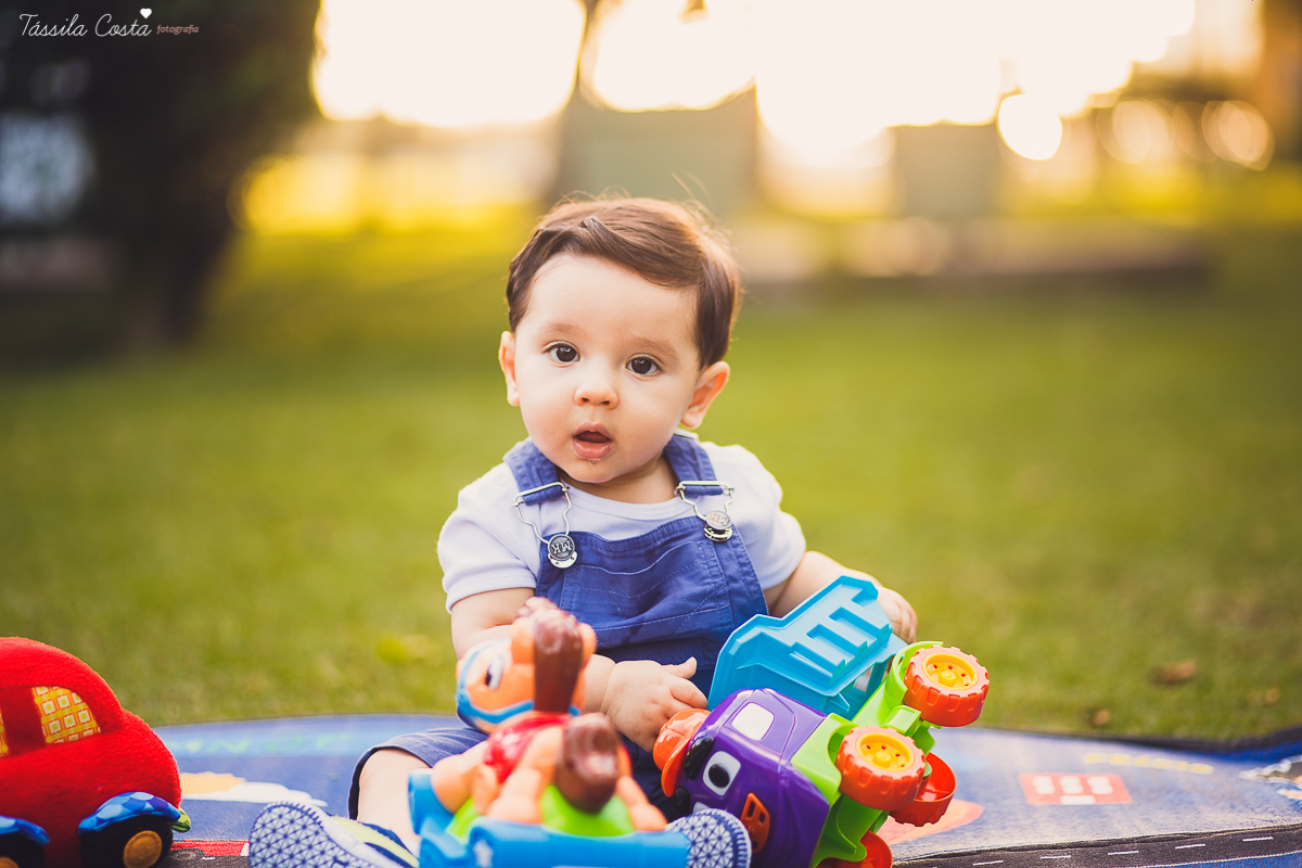 fotos feitas no por do sol, em vitória es, equipamento fotográfico 6D, CANON, fotos de ensaio externo de família, bebê de 6 meses, pais de menino