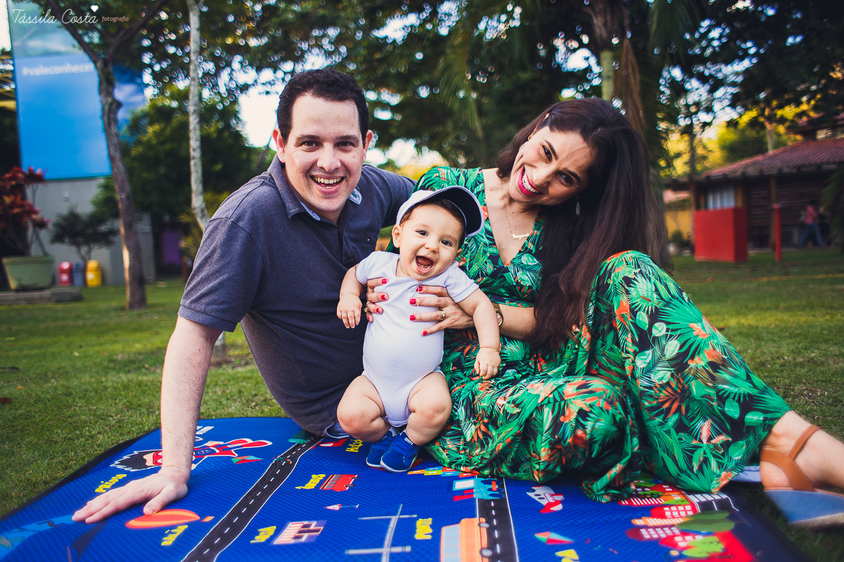 fotos feitas no por do sol, em vitória es, equipamento fotográfico 6D, CANON, fotos de ensaio externo de família, bebê de 6 meses, pais de menino