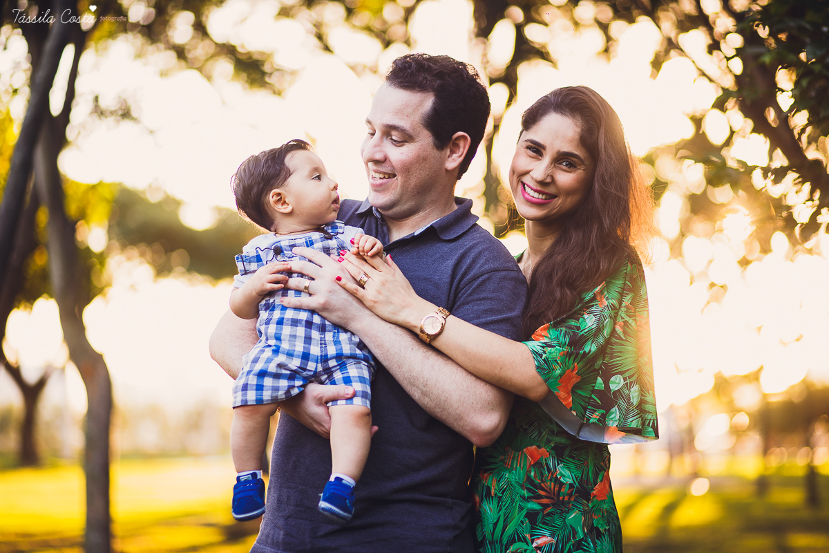 fotos feitas no por do sol, em vitória es, equipamento fotográfico 6D, CANON, fotos de ensaio externo de família, bebê de 6 meses, pais de menino