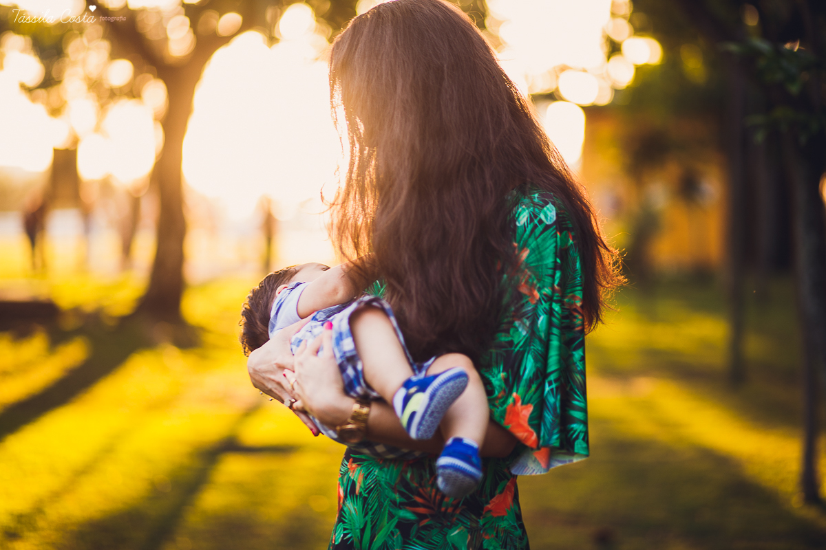 fotos feitas no por do sol, em vitória es, equipamento fotográfico 6D, CANON, fotos de ensaio externo de família, bebê de 6 meses, pais de menino