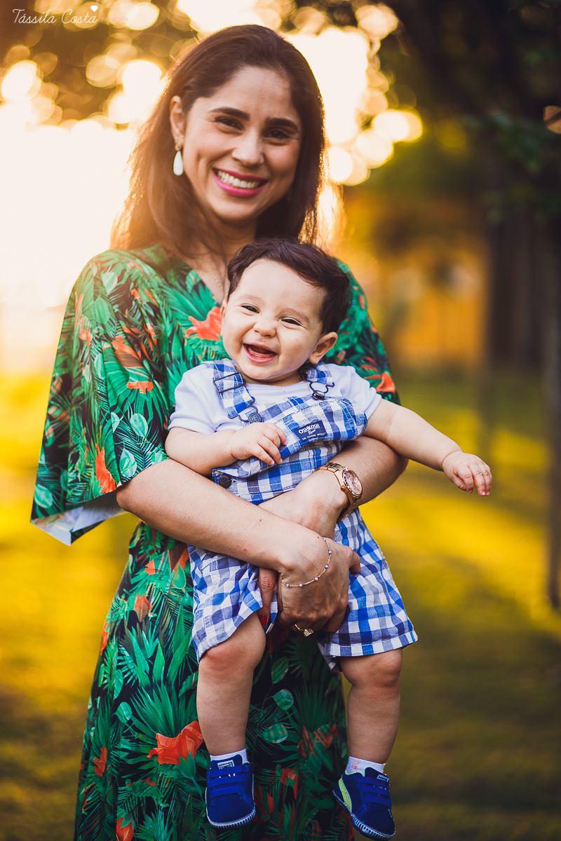 fotos feitas no por do sol, em vitória es, equipamento fotográfico 6D, CANON, fotos de ensaio externo de família, bebê de 6 meses, pais de menino