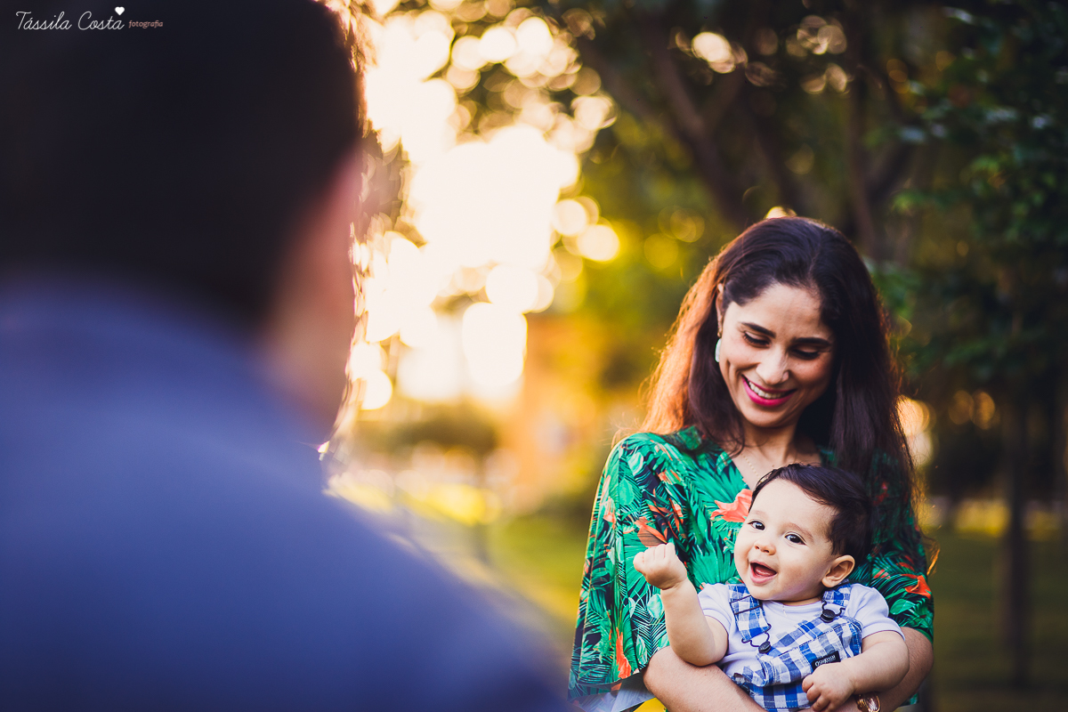 fotos feitas no por do sol, em vitória es, equipamento fotográfico 6D, CANON, fotos de ensaio externo de família, bebê de 6 meses, pais de menino