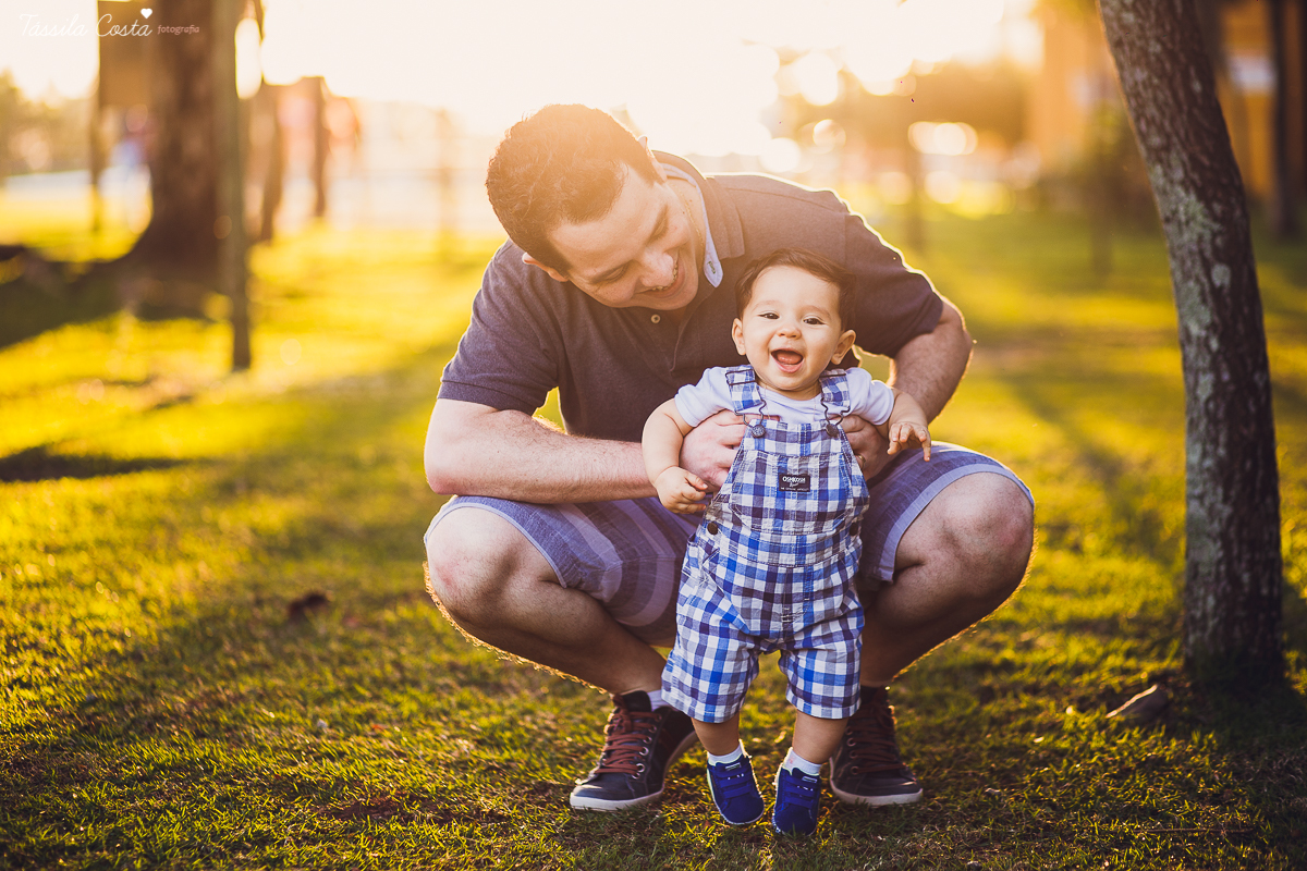fotos feitas no por do sol, em vitória es, equipamento fotográfico 6D, CANON, fotos de ensaio externo de família, bebê de 6 meses, pais de menino