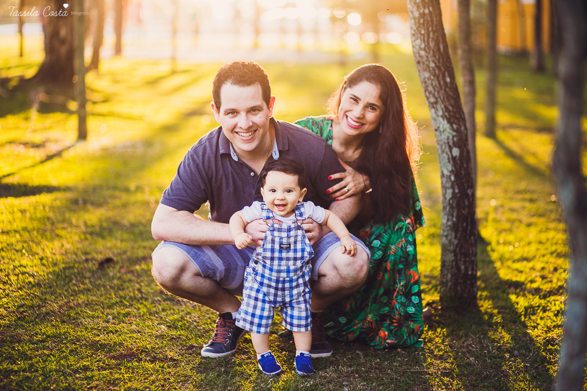 fotos feitas no por do sol, em vitória es, equipamento fotográfico 6D, CANON, fotos de ensaio externo de família, bebê de 6 meses, pais de menino
