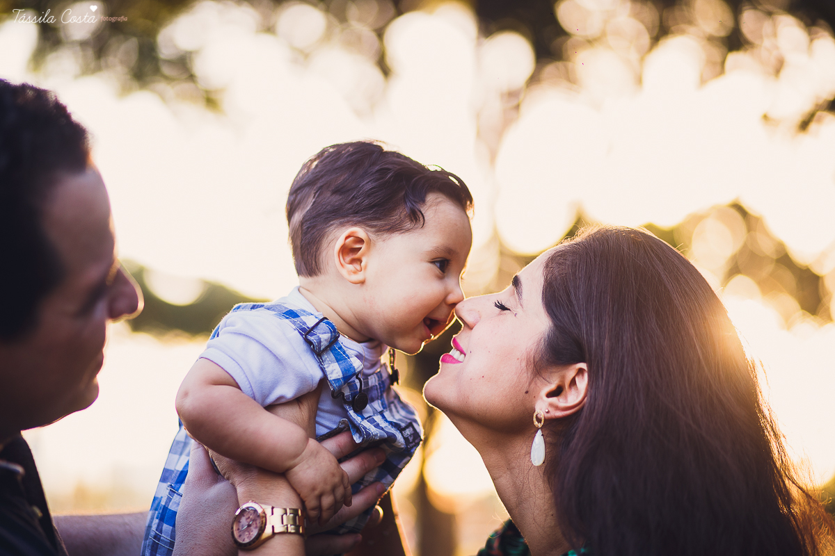 fotos feitas no por do sol, em vitória es, equipamento fotográfico 6D, CANON, fotos de ensaio externo de família, bebê de 6 meses, pais de menino