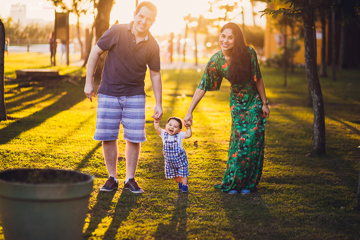 fotos feitas no por do sol, em vitória es, equipamento fotográfico 6D, CANON, fotos de ensaio externo de família, bebê de 6 meses, pais de menino