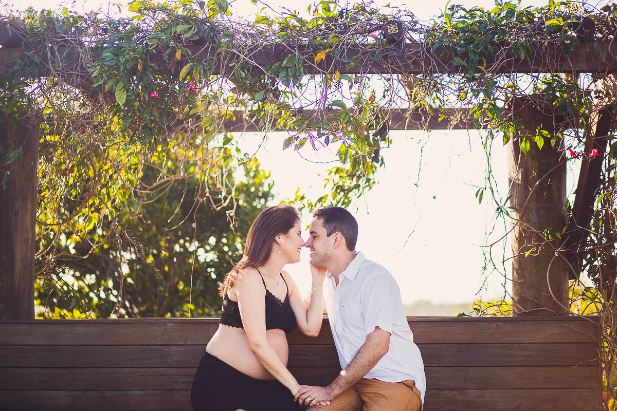 fotos de gestante, feitas no por do sol, em Vitória ES, ensaio fotográfico apaixonante, fotos lindas de grávida, fotos de casal feita com por do sol, papais de primeira viagem, mundo rosa, luiza vem aí, tássila costa fotografia