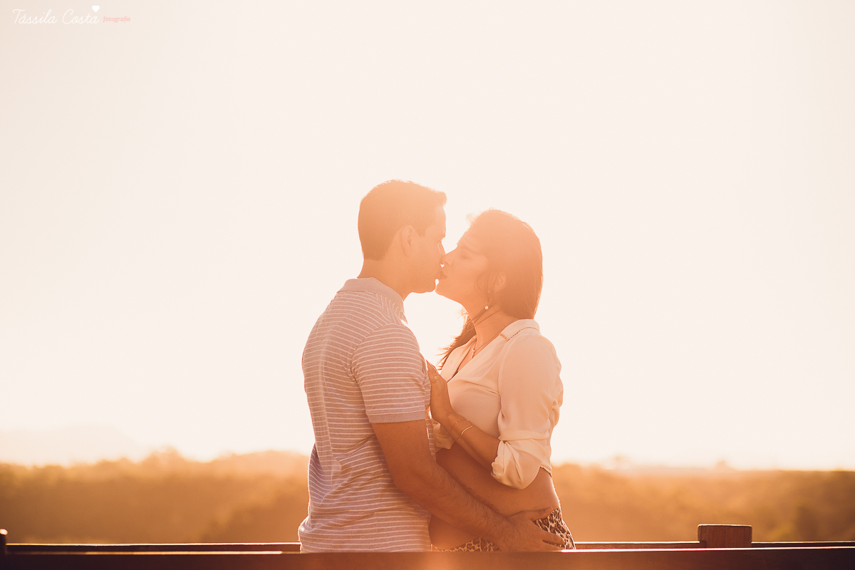 fotos de gestante, feitas no por do sol, em Vitória ES, ensaio fotográfico apaixonante, fotos lindas de grávida, fotos de casal feita com por do sol, papais de primeira viagem, mundo rosa, luiza vem aí, tássila costa fotografia