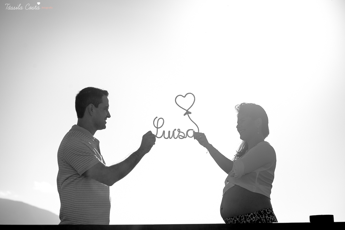 papai apaixonado, papai participativo nas fotos, poses para ensaio gestante, look para fotos de grávida, Elaine e Fábio, fotos feitas dentro do condomínio em Serra, Moxuara, fotos com o Moxuara ao fundo, mãe linda, ensaio fotográfico descontraído