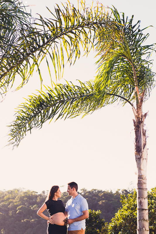 papai apaixonado, papai participativo nas fotos, poses para ensaio gestante, look para fotos de grávida, Elaine e Fábio, fotos feitas dentro do condomínio em Serra, Moxuara, fotos com o Moxuara ao fundo, mãe linda, ensaio fotográfico descontraído