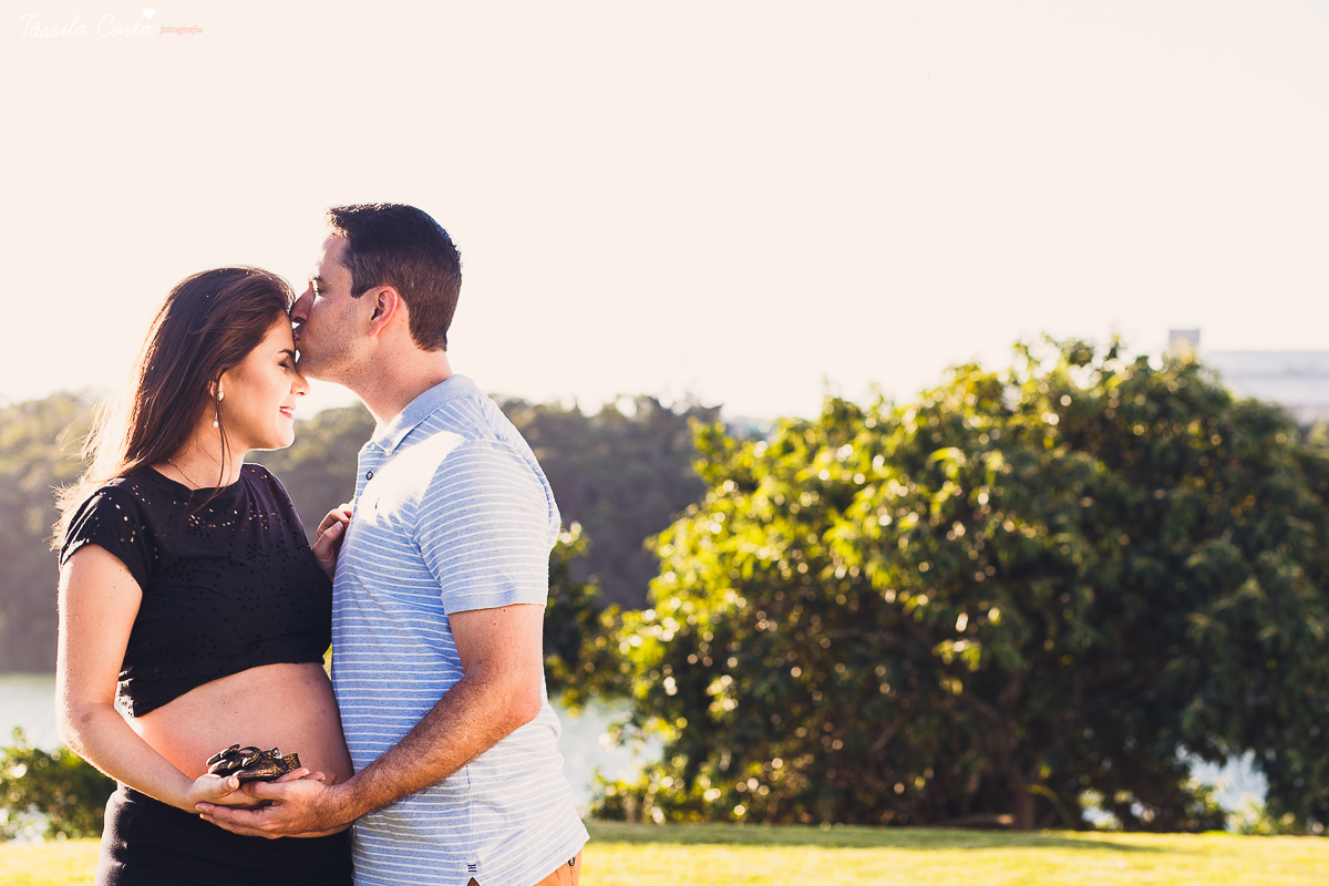 papai apaixonado, papai participativo nas fotos, poses para ensaio gestante, look para fotos de grávida, Elaine e Fábio, fotos feitas dentro do condomínio em Serra, Moxuara, fotos com o Moxuara ao fundo, mãe linda, ensaio fotográfico descontraído
