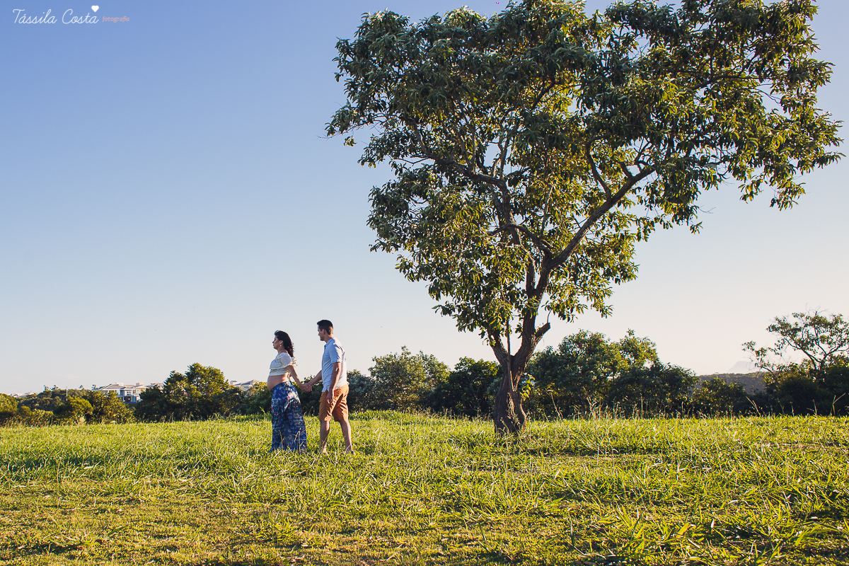 papai apaixonado, papai participativo nas fotos, poses para ensaio gestante, look para fotos de grávida, Elaine e Fábio, fotos feitas dentro do condomínio em Serra, Moxuara, fotos com o Moxuara ao fundo, mãe linda, ensaio fotográfico descontraído