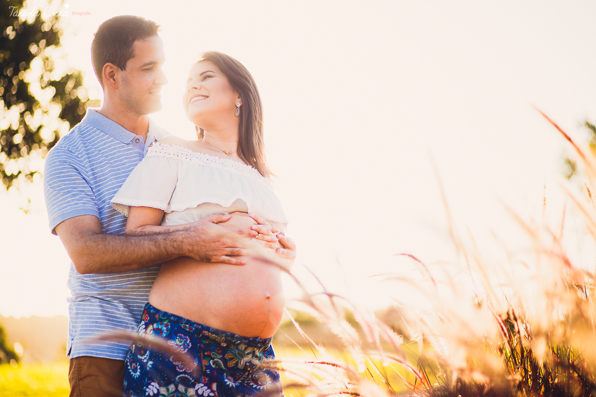 papai apaixonado, papai participativo nas fotos, poses para ensaio gestante, look para fotos de grávida, Elaine e Fábio, fotos feitas dentro do condomínio em Serra, Moxuara, fotos com o Moxuara ao fundo, mãe linda, ensaio fotográfico descontraído