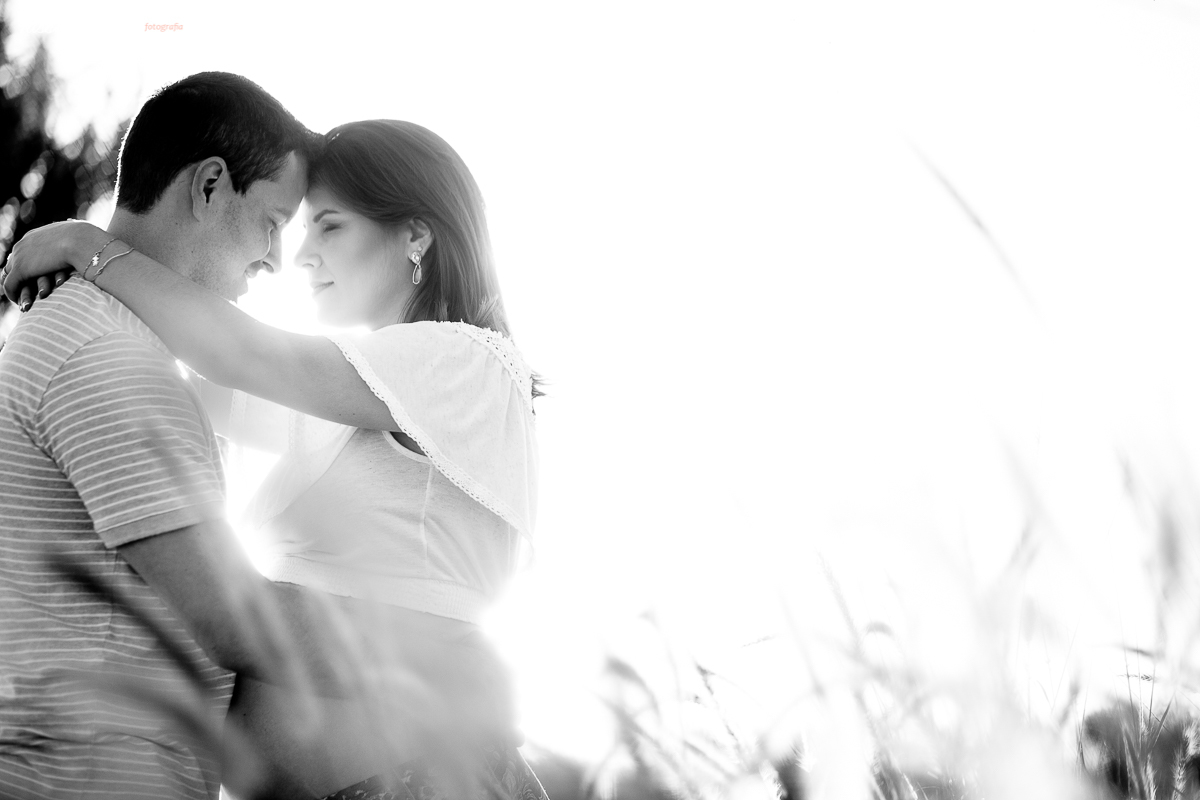 papai apaixonado, papai participativo nas fotos, poses para ensaio gestante, look para fotos de grávida, Elaine e Fábio, fotos feitas dentro do condomínio em Serra, Moxuara, fotos com o Moxuara ao fundo, mãe linda, ensaio fotográfico descontraído