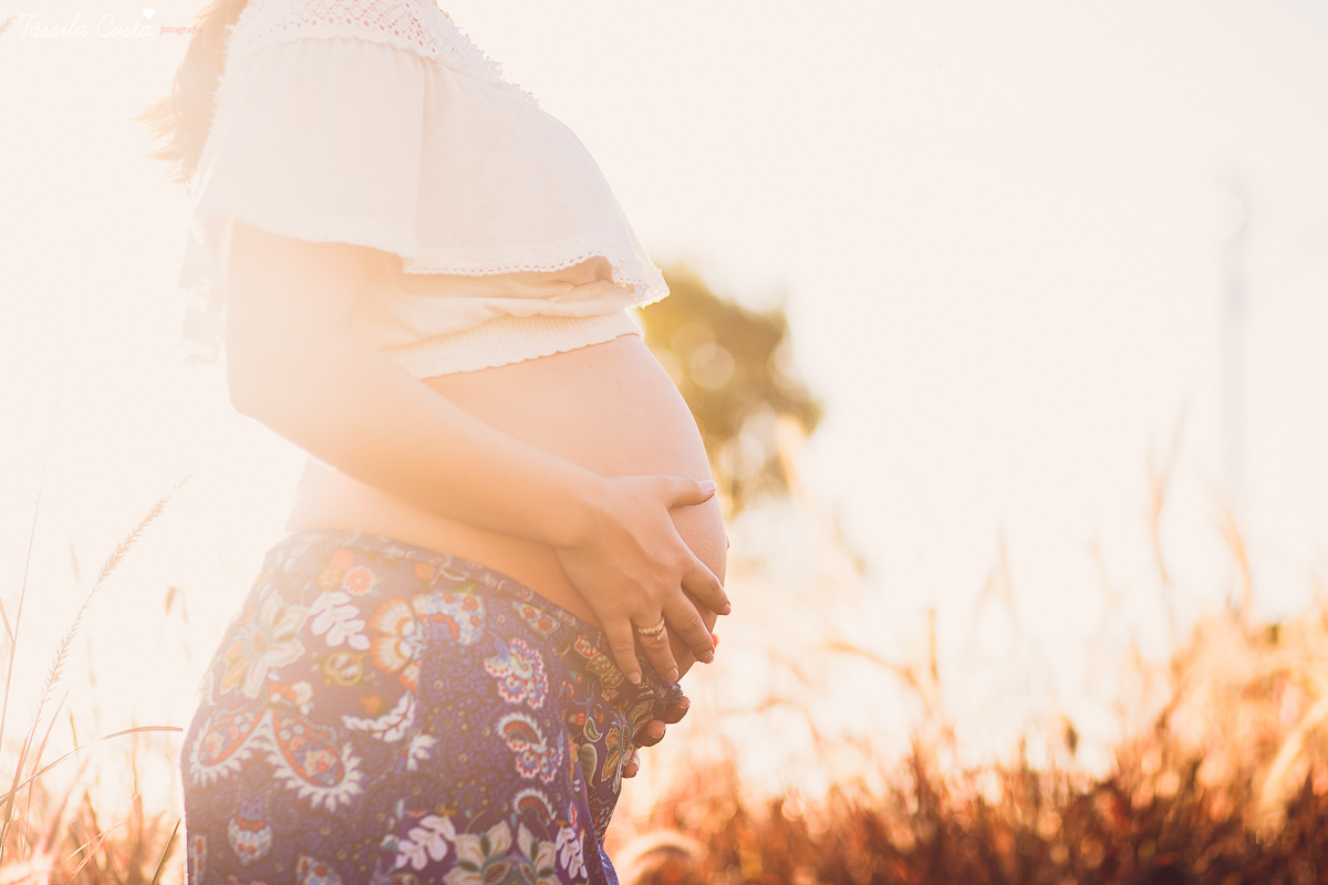 papai apaixonado, papai participativo nas fotos, poses para ensaio gestante, look para fotos de grávida, Elaine e Fábio, fotos feitas dentro do condomínio em Serra, Moxuara, fotos com o Moxuara ao fundo, mãe linda, ensaio fotográfico descontraído