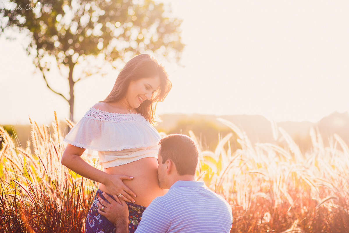 papai apaixonado, papai participativo nas fotos, poses para ensaio gestante, look para fotos de grávida, Elaine e Fábio, fotos feitas dentro do condomínio em Serra, Moxuara, fotos com o Moxuara ao fundo, mãe linda, ensaio fotográfico descontraído