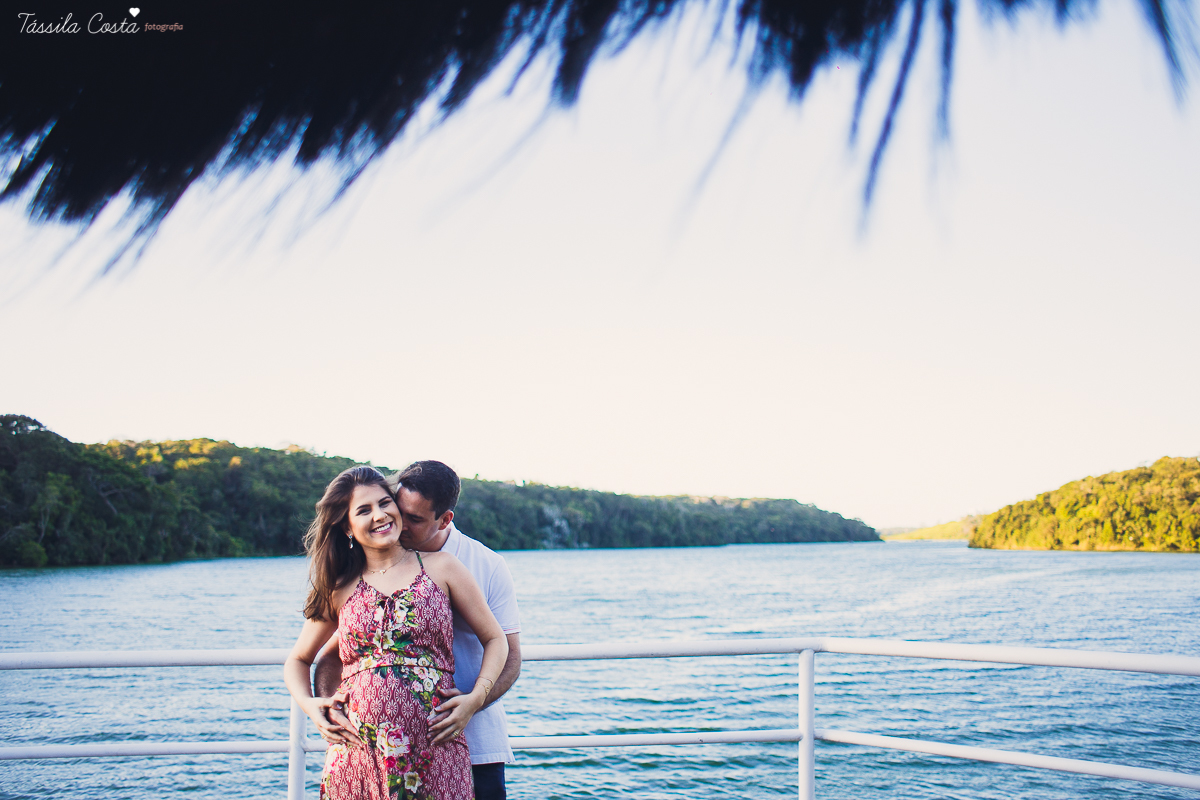 fotos de gestante, feitas no por do sol, em Vitória ES, ensaio fotográfico apaixonante, fotos lindas de grávida, fotos de casal feita com por do sol, papais de primeira viagem, mundo rosa, luiza vem aí, tássila costa fotografia