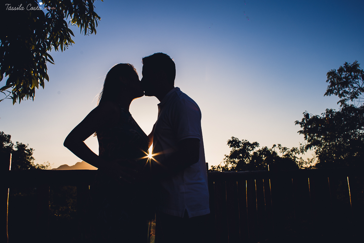 fotos de gestante, feitas no por do sol, em Vitória ES, ensaio fotográfico apaixonante, fotos lindas de grávida, fotos de casal feita com por do sol, papais de primeira viagem, mundo rosa, luiza vem aí, tássila costa fotografia