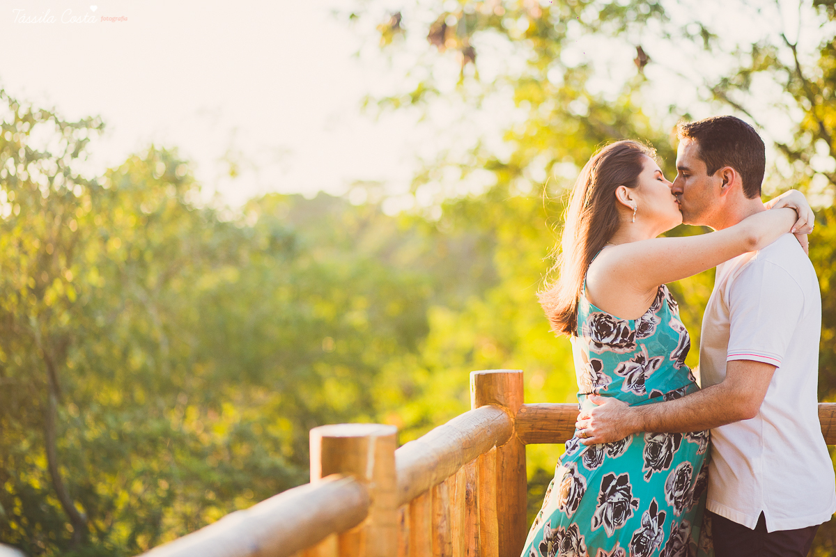 fotos de gestante, feitas no por do sol, em Vitória ES, ensaio fotográfico apaixonante, fotos lindas de grávida, fotos de casal feita com por do sol, papais de primeira viagem, mundo rosa, luiza vem aí, tássila costa fotografia