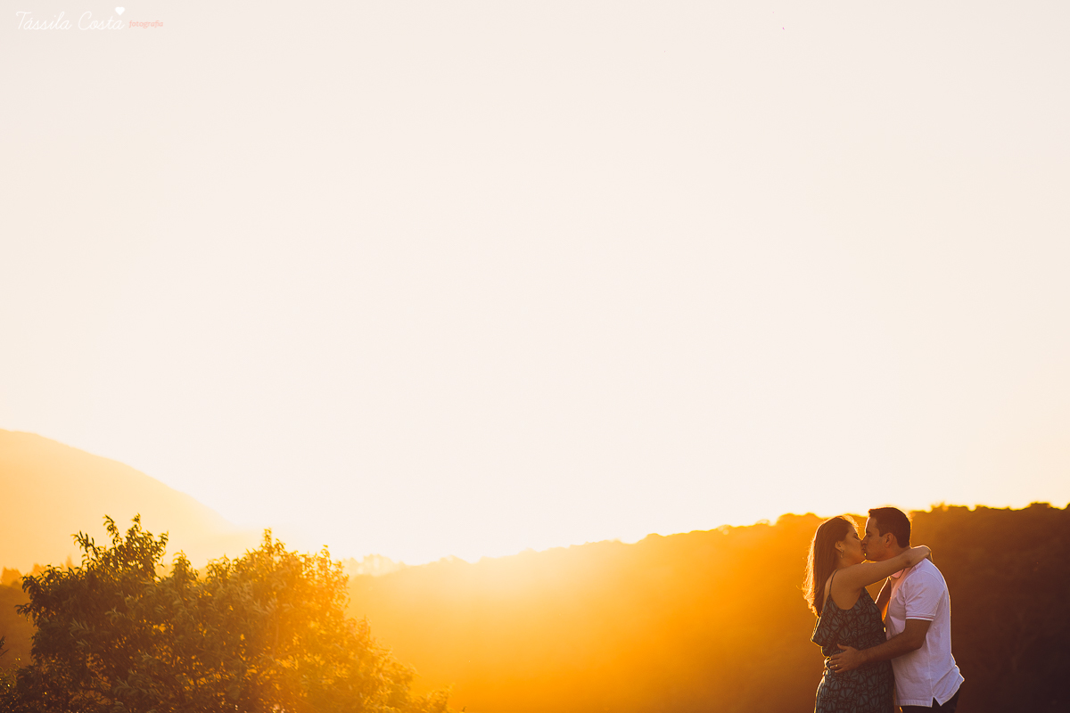 fotos de gestante, feitas no por do sol, em Vitória ES, ensaio fotográfico apaixonante, fotos lindas de grávida, fotos de casal feita com por do sol, papais de primeira viagem, mundo rosa, luiza vem aí, tássila costa fotografia
