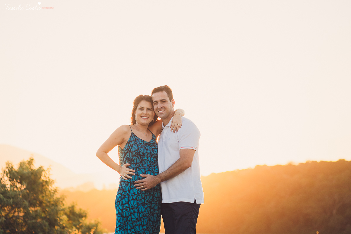 fotos de gestante, feitas no por do sol, em Vitória ES, ensaio fotográfico apaixonante, fotos lindas de grávida, fotos de casal feita com por do sol, papais de primeira viagem, mundo rosa, luiza vem aí, tássila costa fotografia
